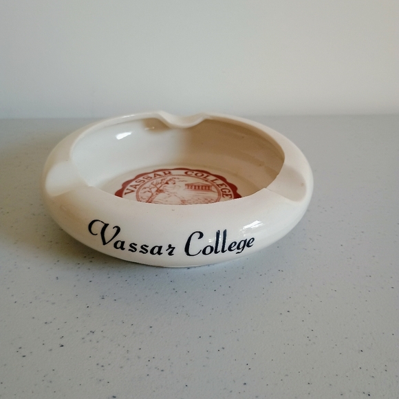 1960s vintage Vassar College logo ceramic ashtray cream and red - Picture 7 of 11